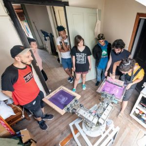 Charla serigrafiando