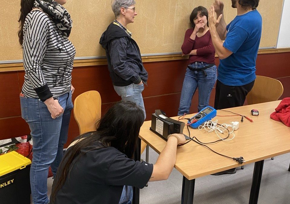 [KRONIKA: Guk Geuk Egin] Taller de reparación de pequeños electrodoméstico